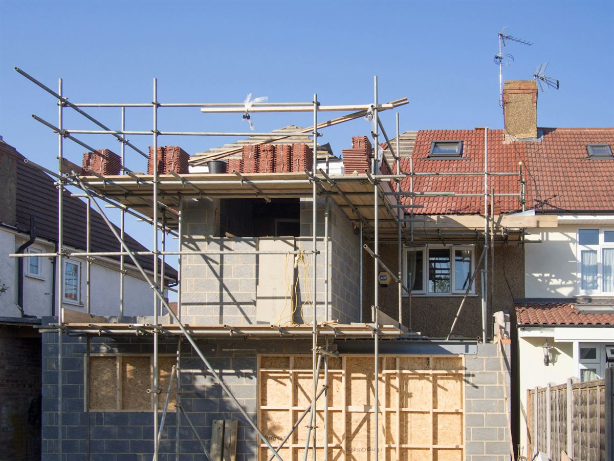 Wohnhaus mit Gerüst während der Sanierung und dem Umbau zu einem modernen Anbau